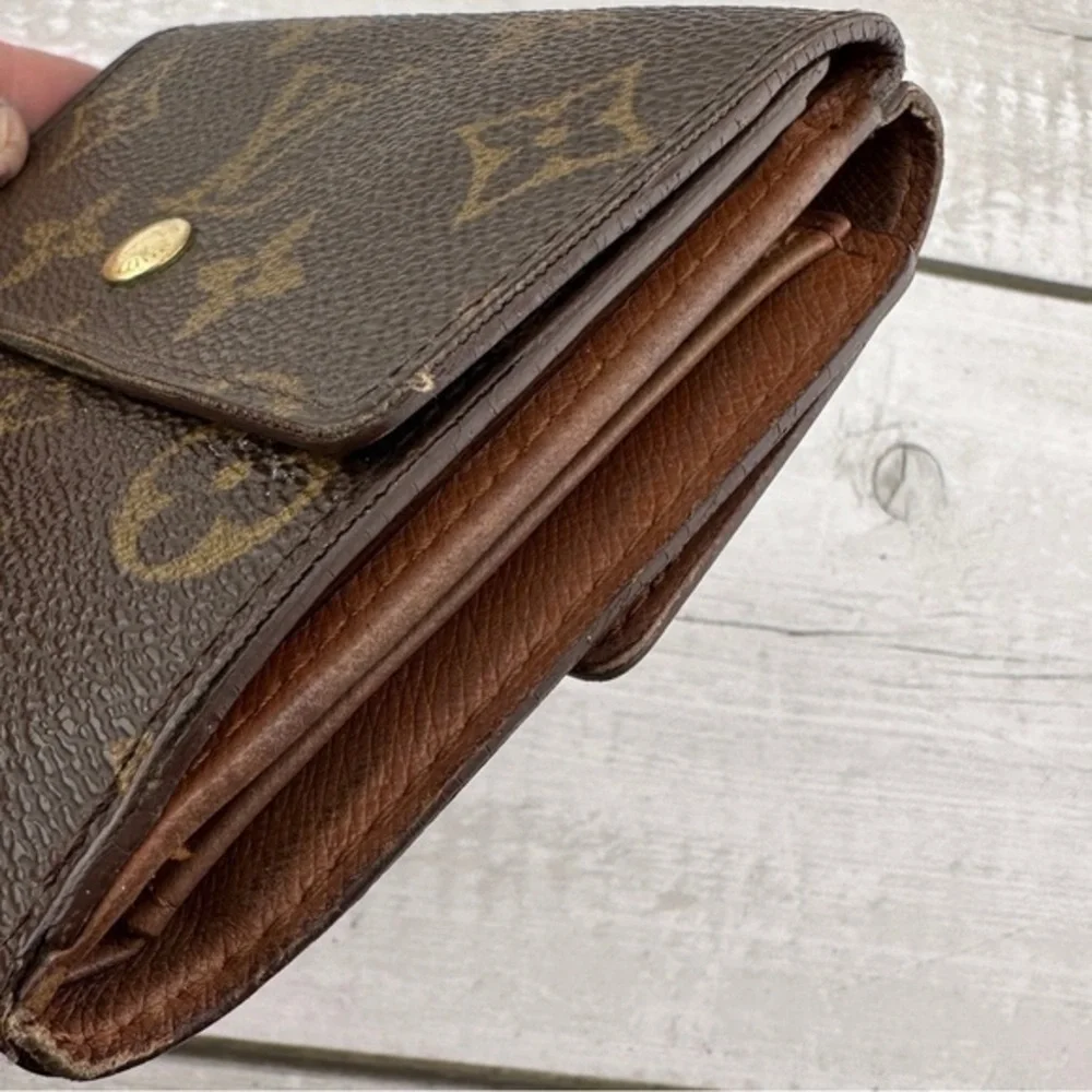 AUTHENTIC Louis Vuitton Elise compact wallet. Monogram canvas.